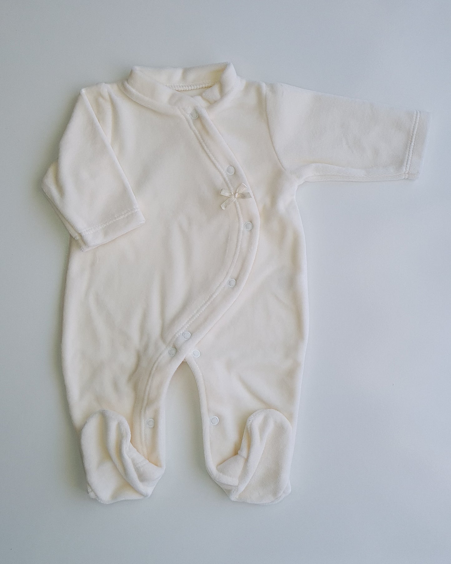 Babygrow de veludo pérola