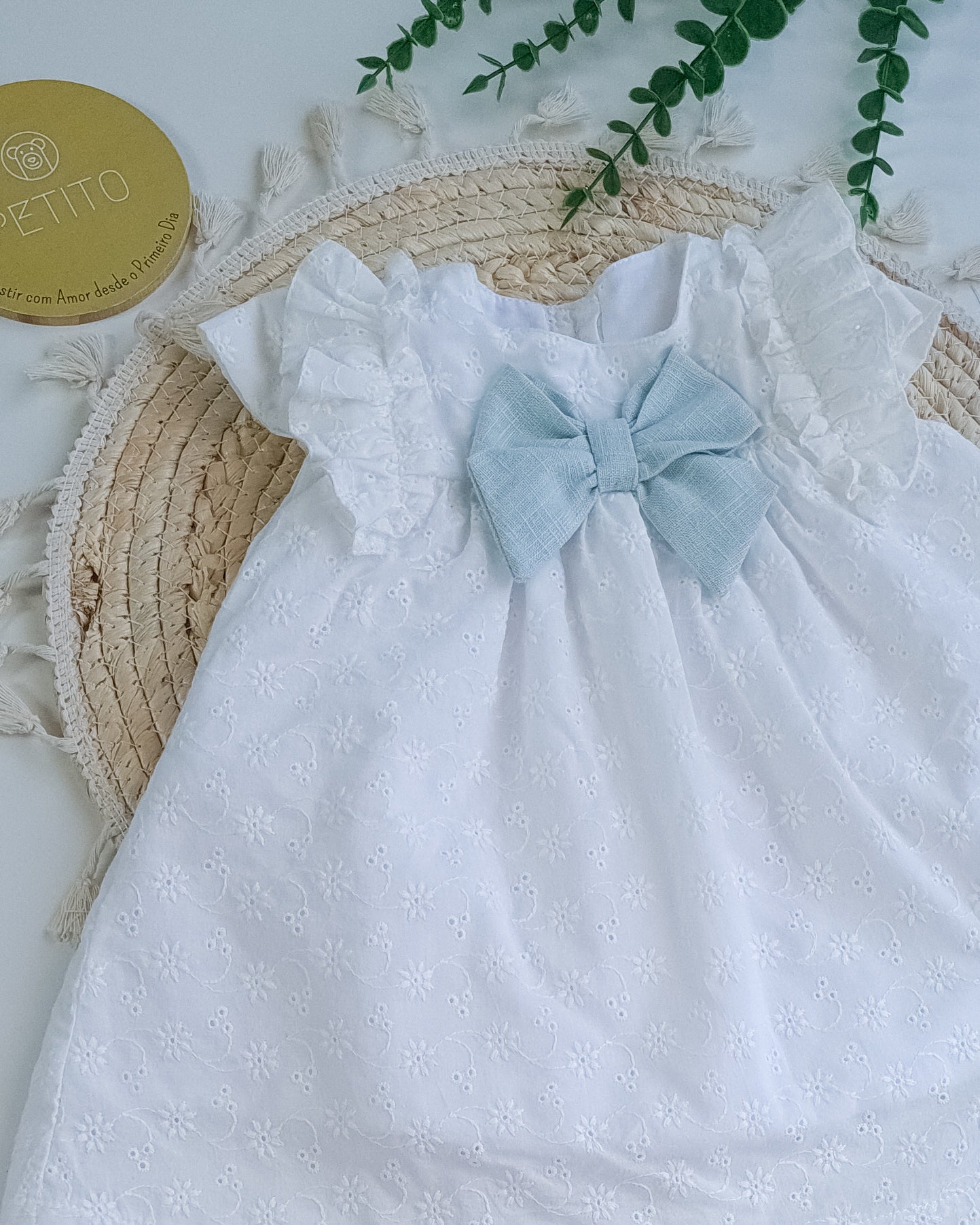 Vestido com bordado inglês