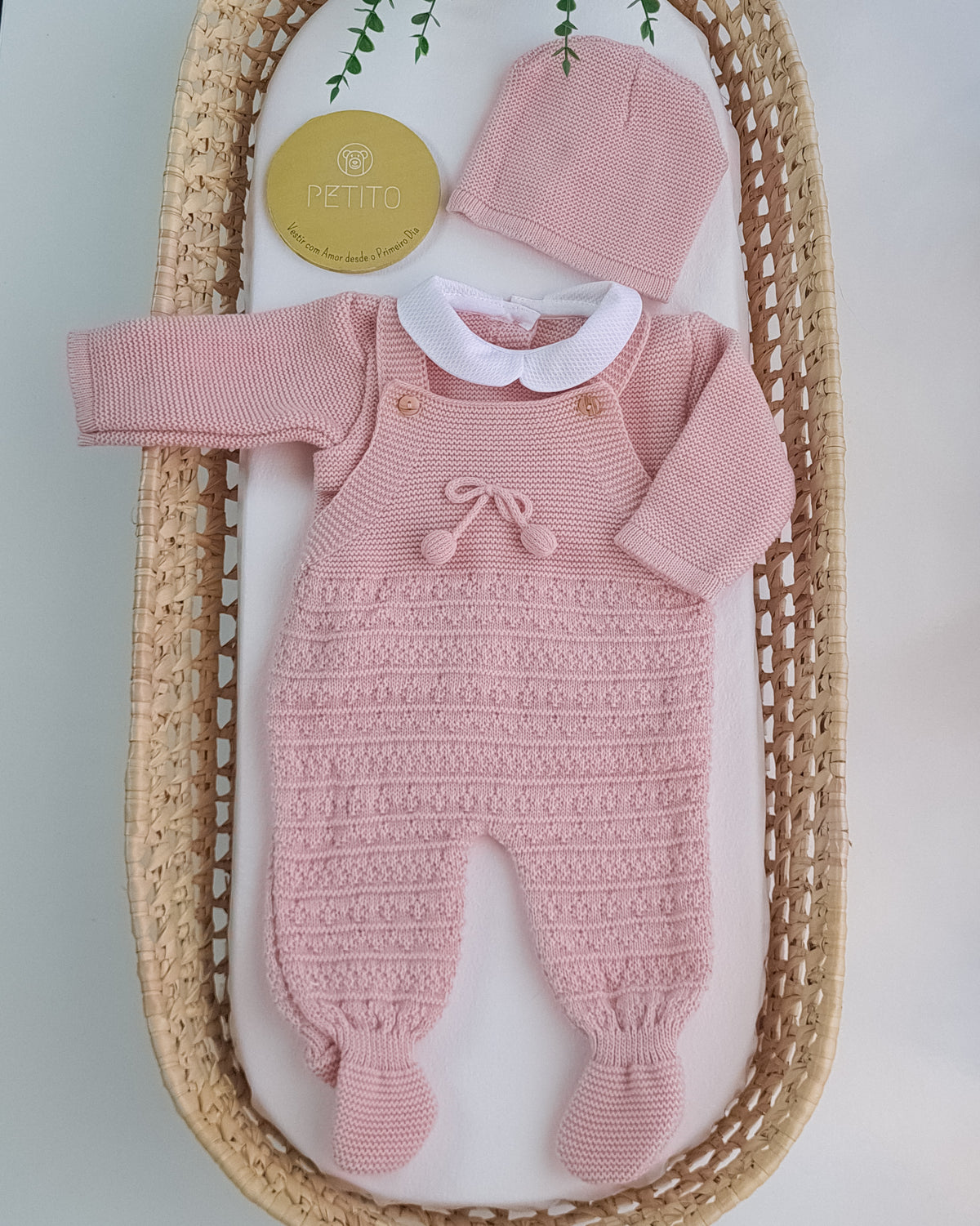 Conjunto Jardineira, camisola e gorro de malha