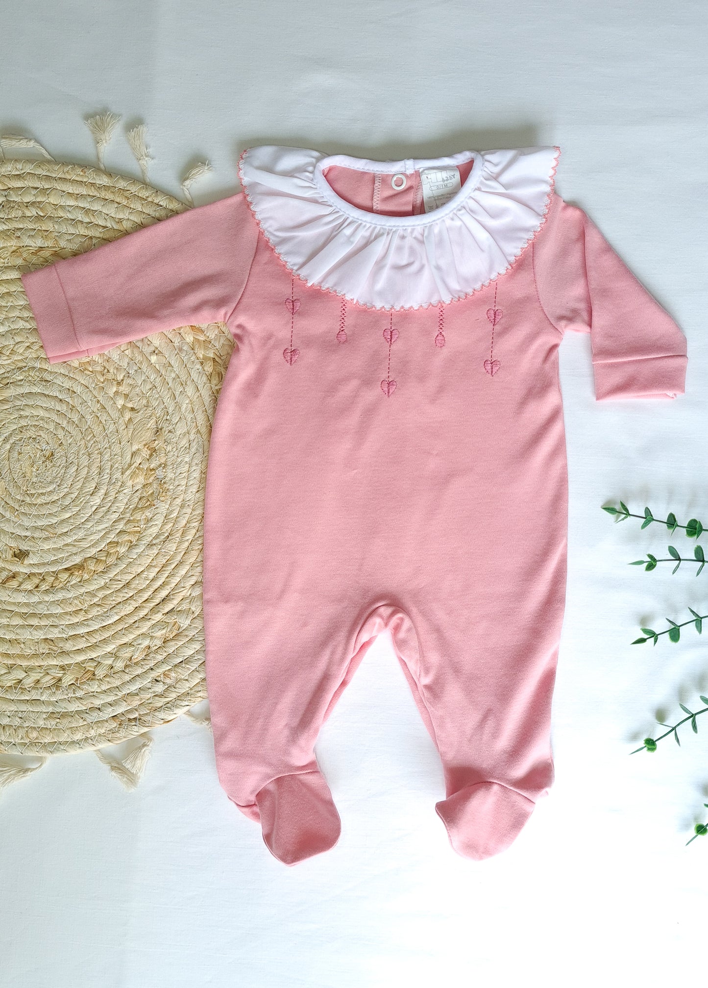 Babygrow algodão com bordado no peito