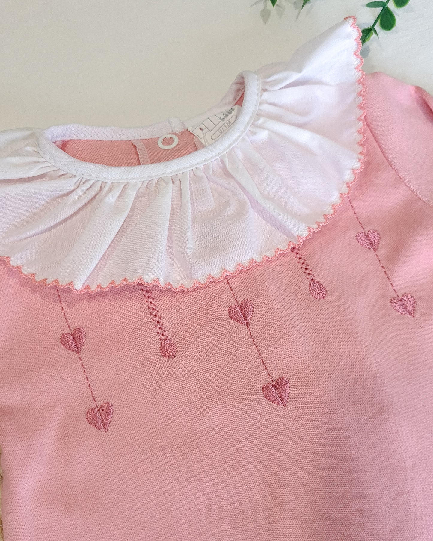 Babygrow algodão com bordado no peito