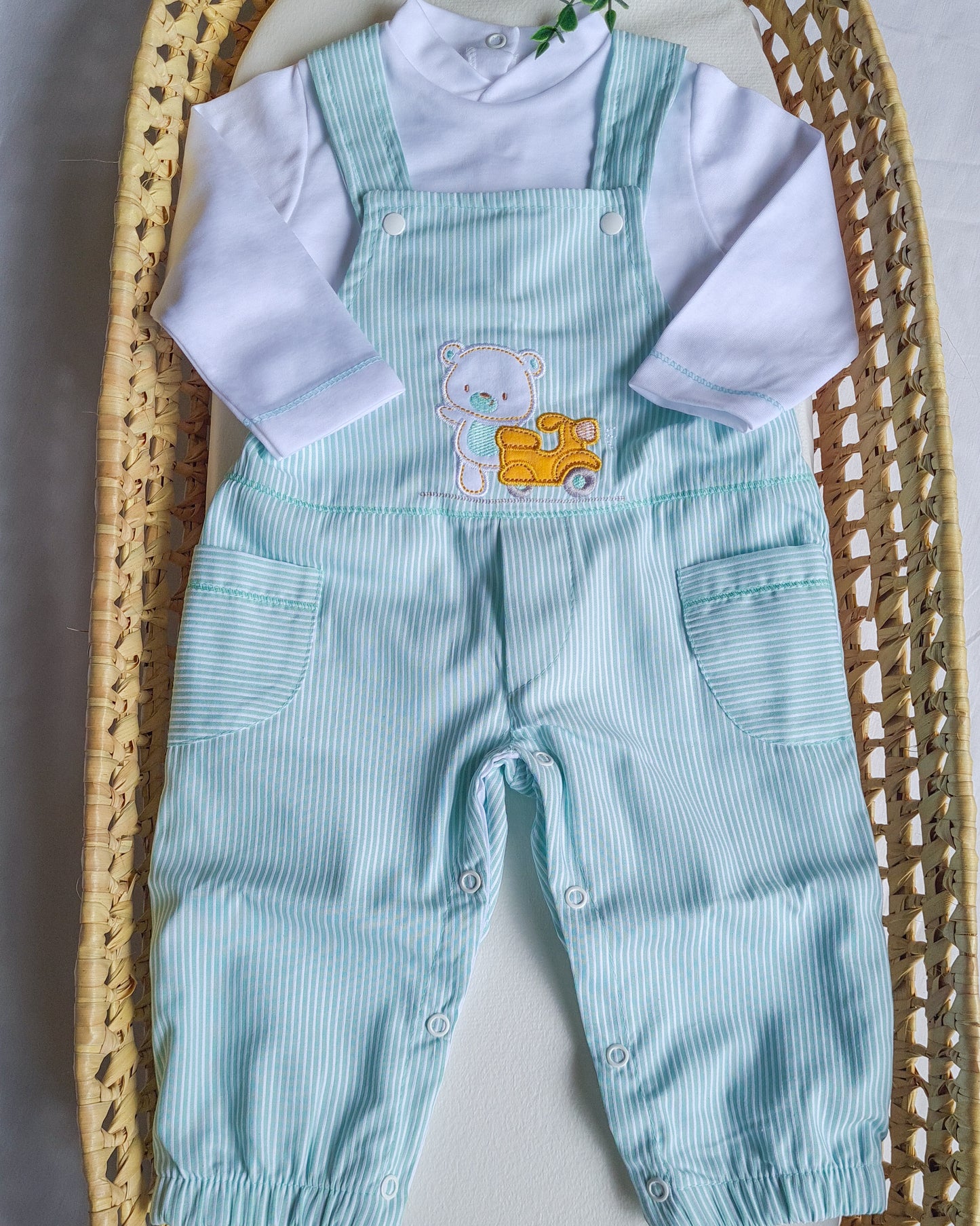 Jardineiras com camisola