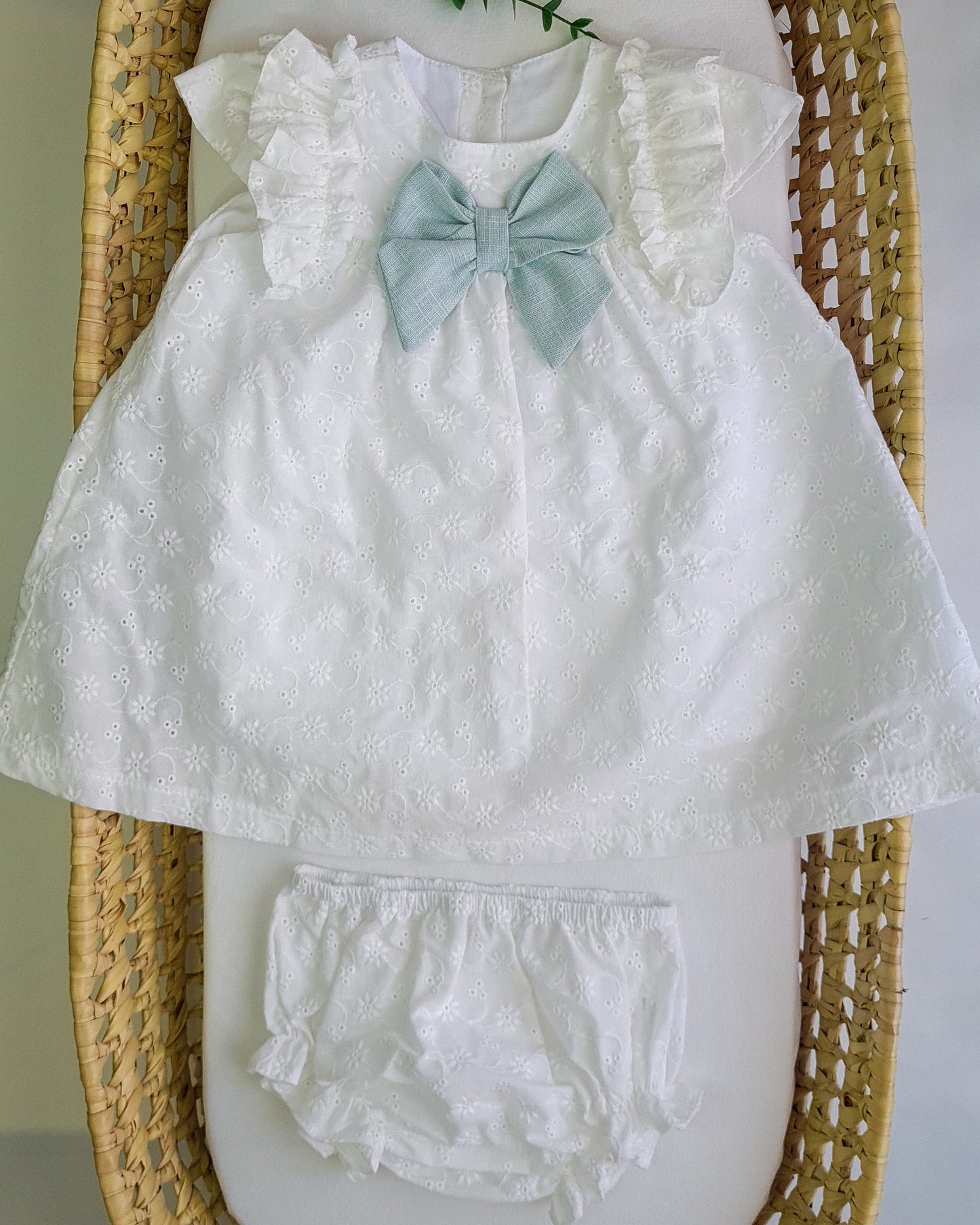 Vestido com bordado inglês