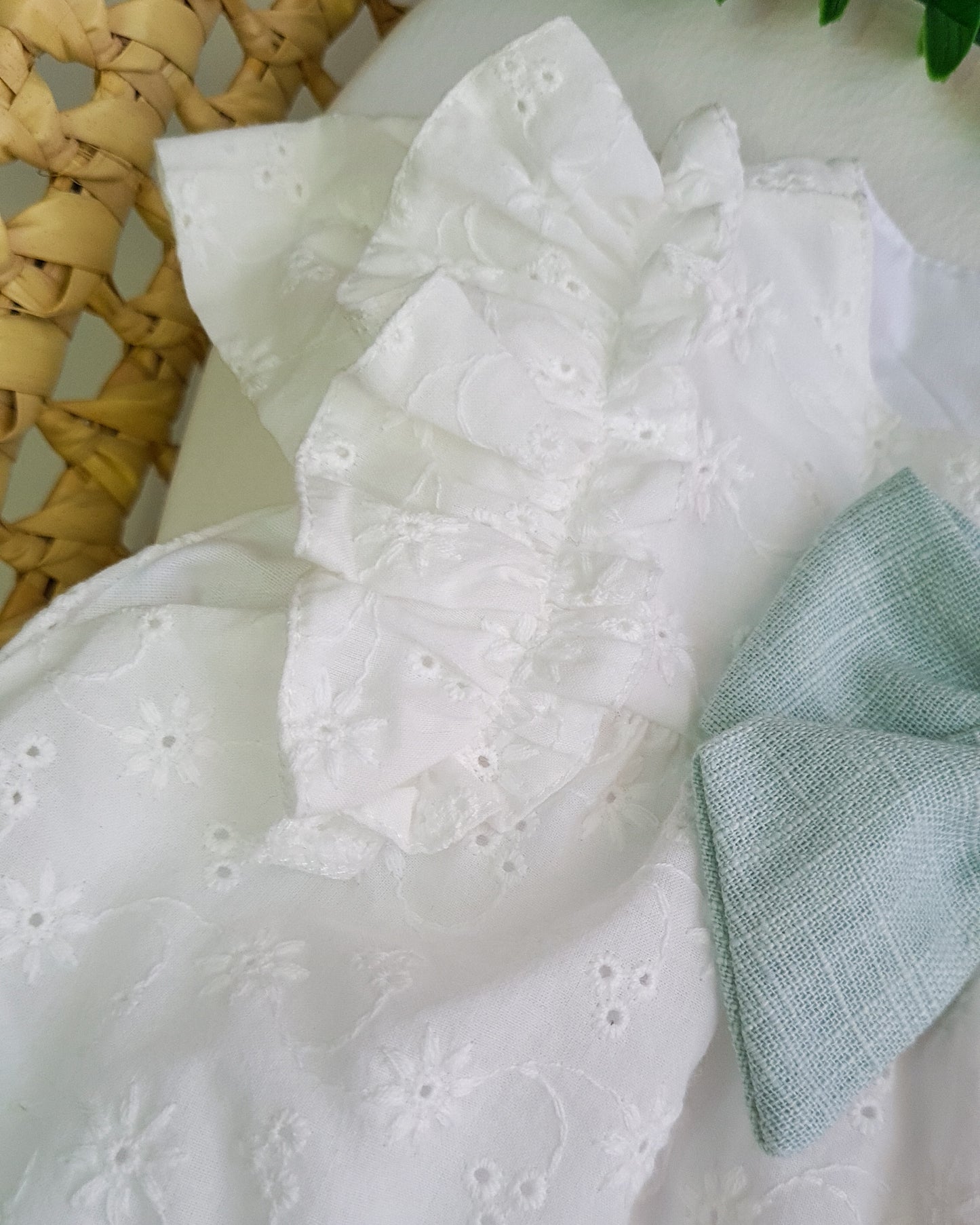 Vestido com bordado inglês