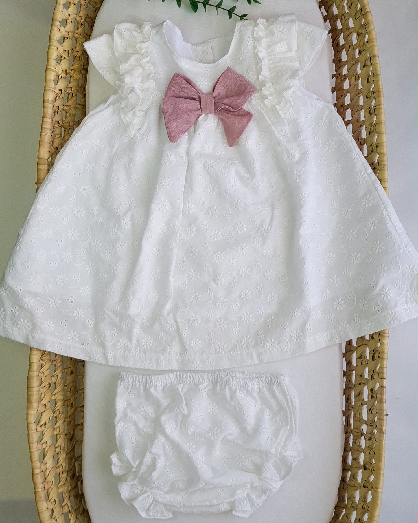 Vestido com bordado inglês