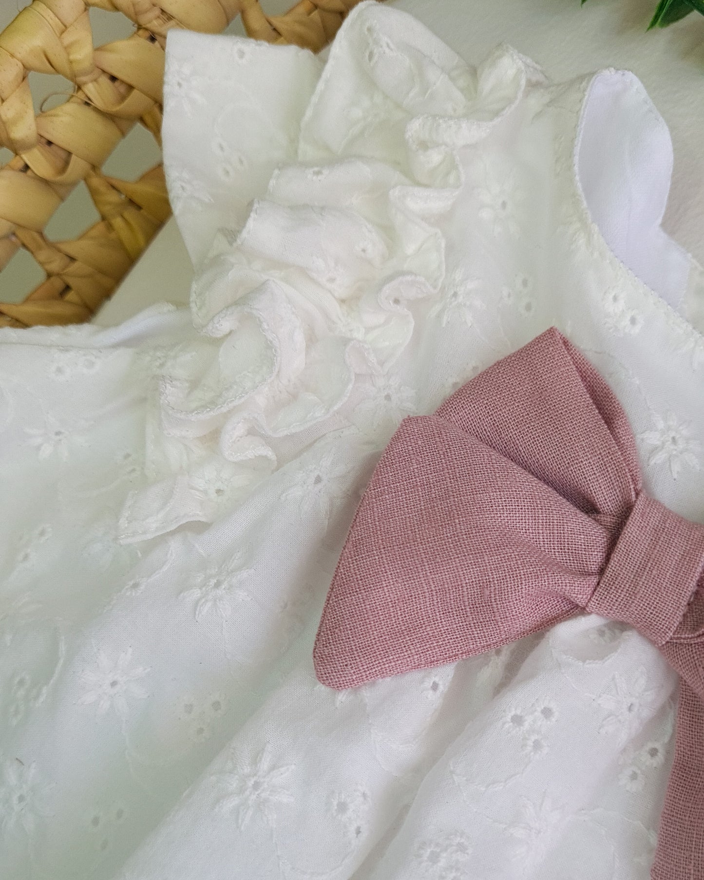 Vestido com bordado inglês