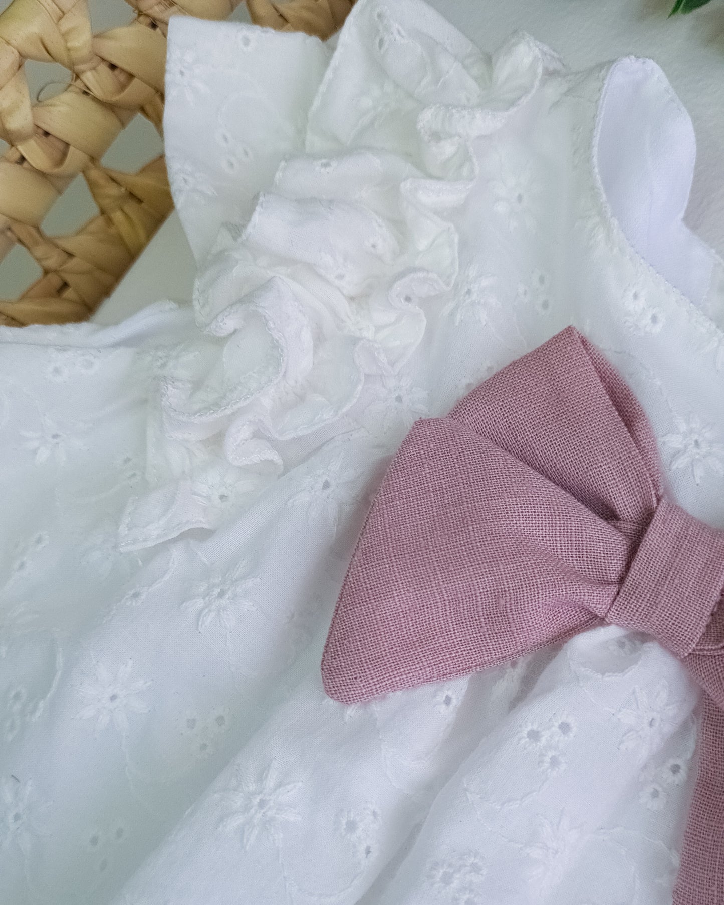 Vestido com bordado inglês