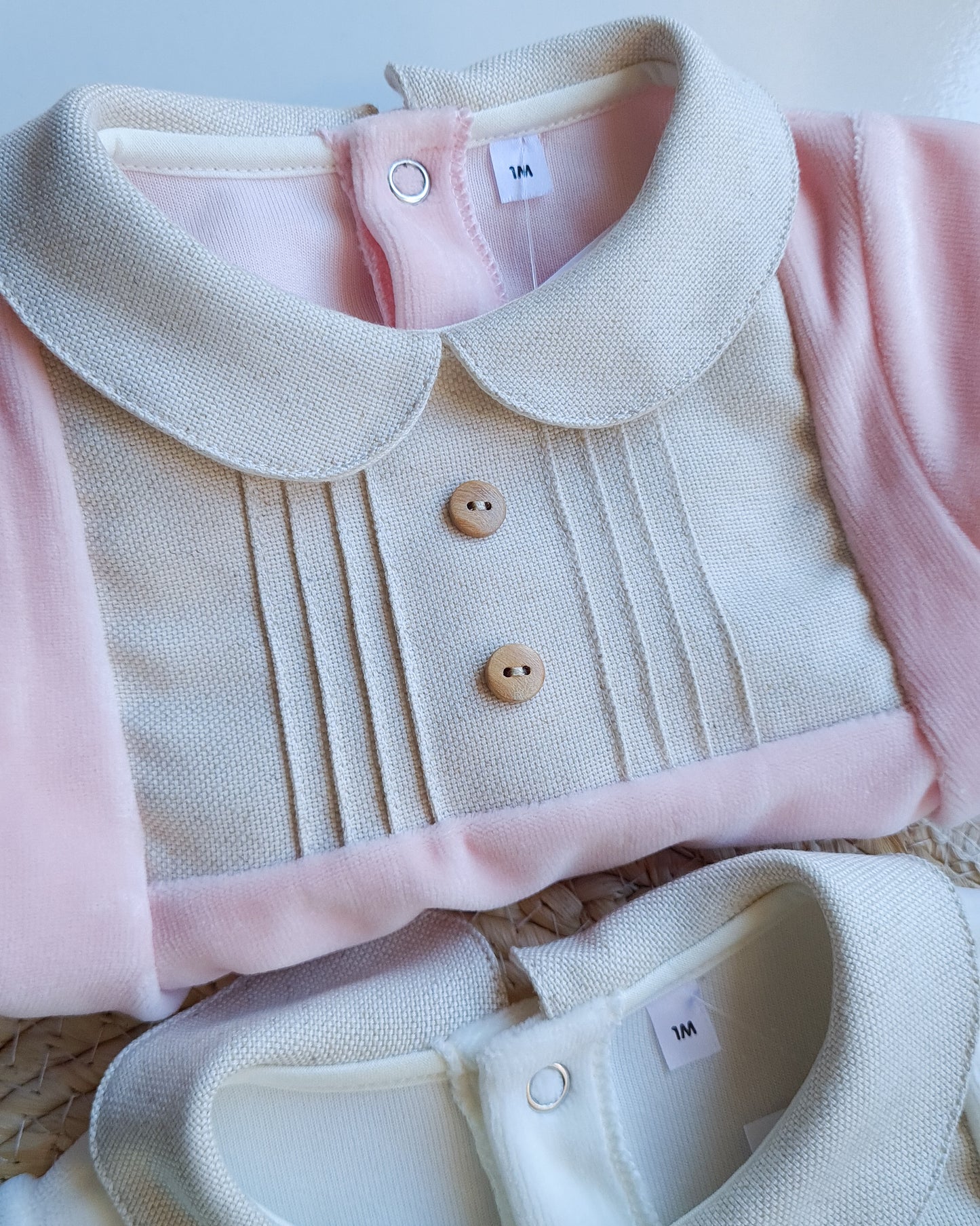 Babygrow de veludo com gola estilo linho