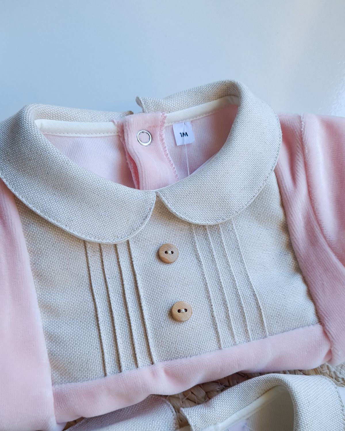 Babygrow de veludo efeito linho com gola