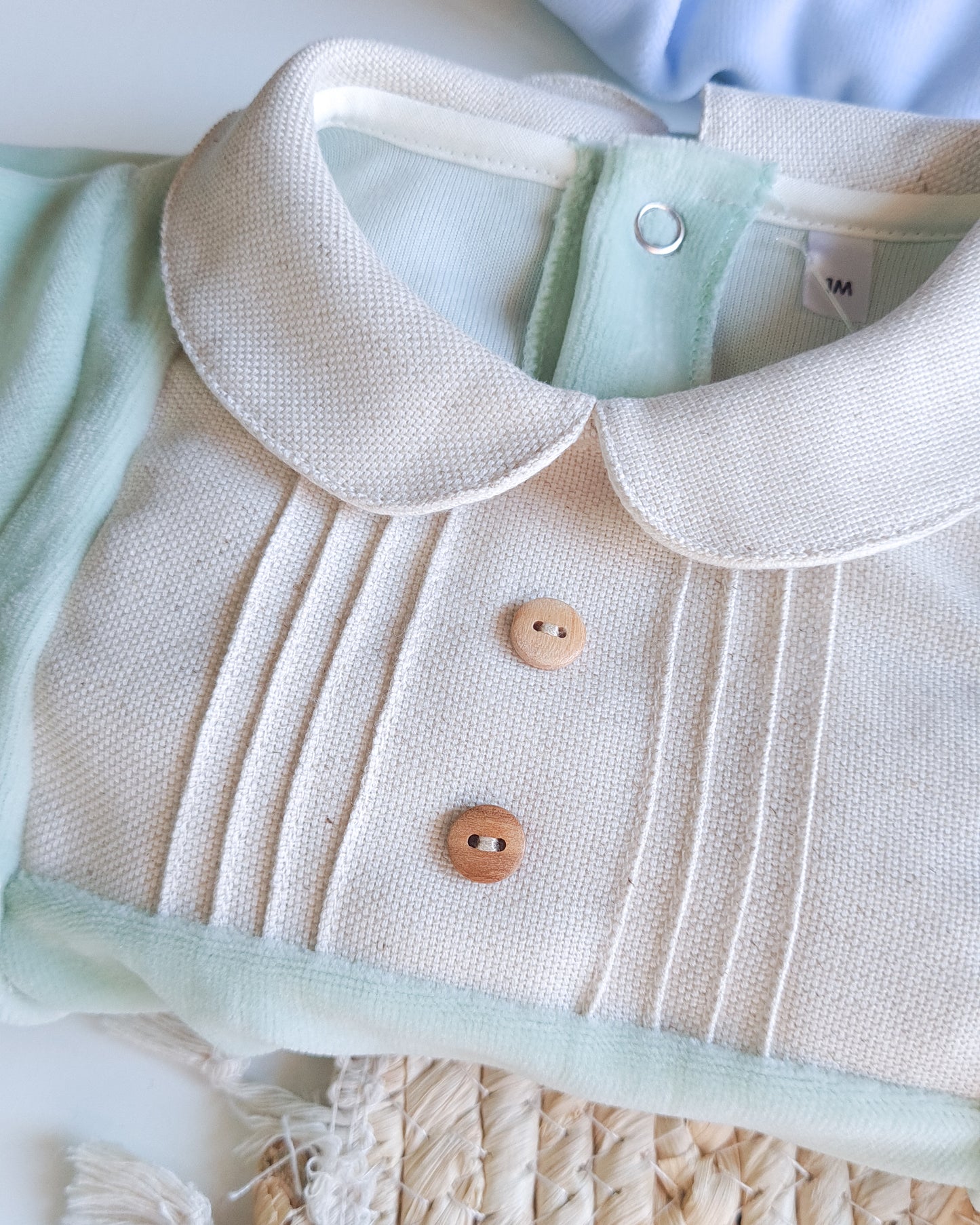 Babygrow de veludo com gola estilo linho