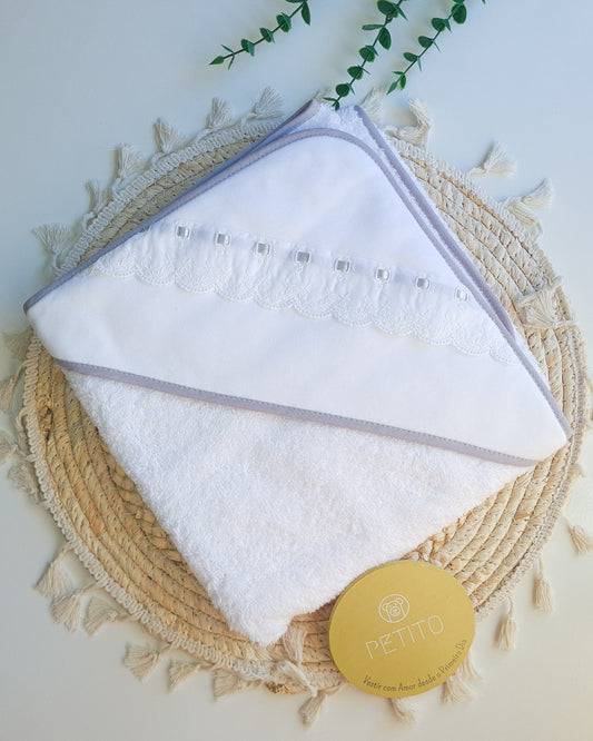 Toalha de banho com bordado e fita de cetim