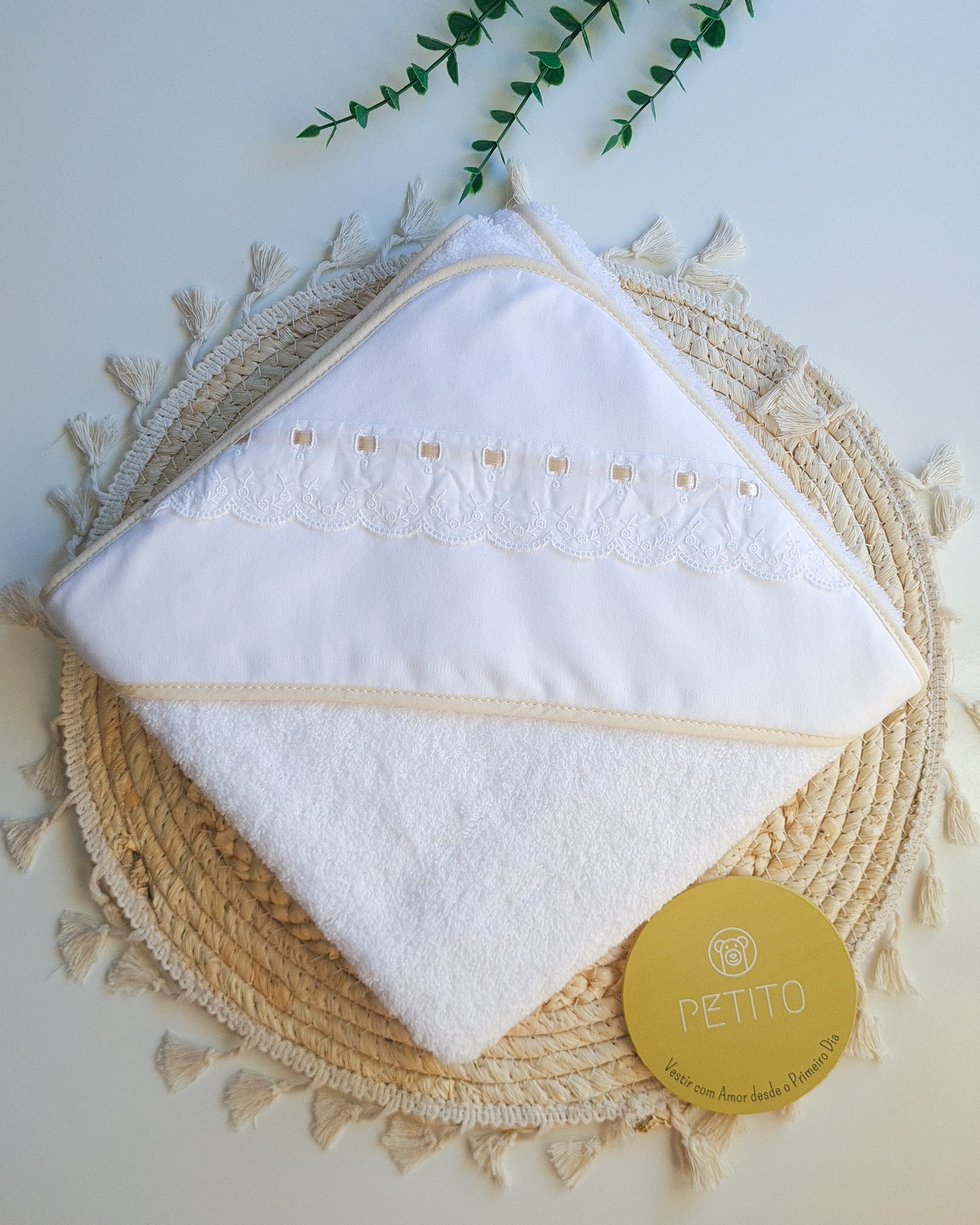 Toalha de banho com bordado e fita de cetim