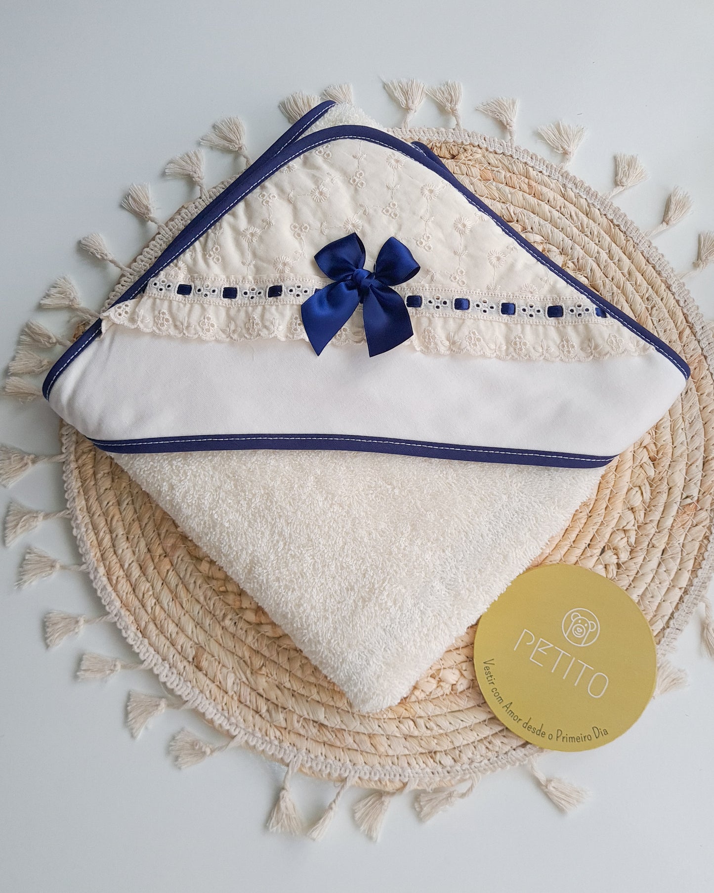 Toalha de banho com bordado inglês e laço