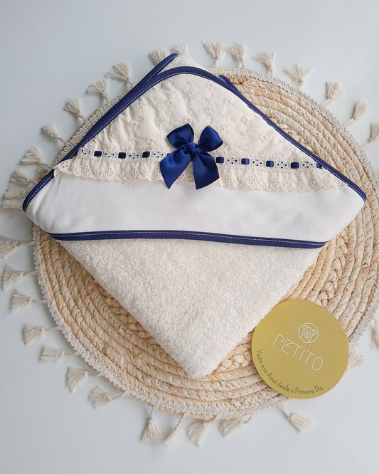 Toalha de banho com bordado inglês e laço