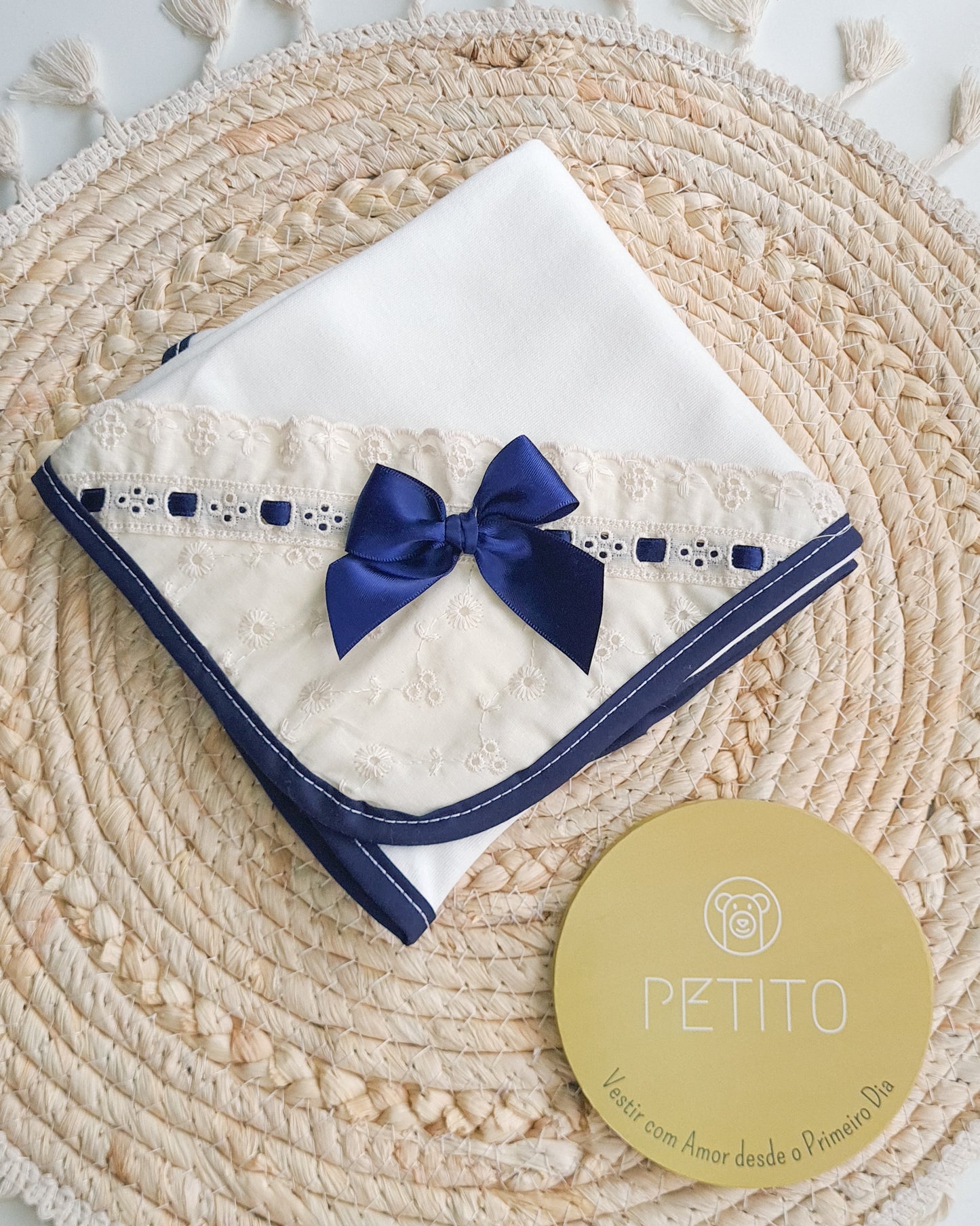 Fralda com bordado inglês e laço