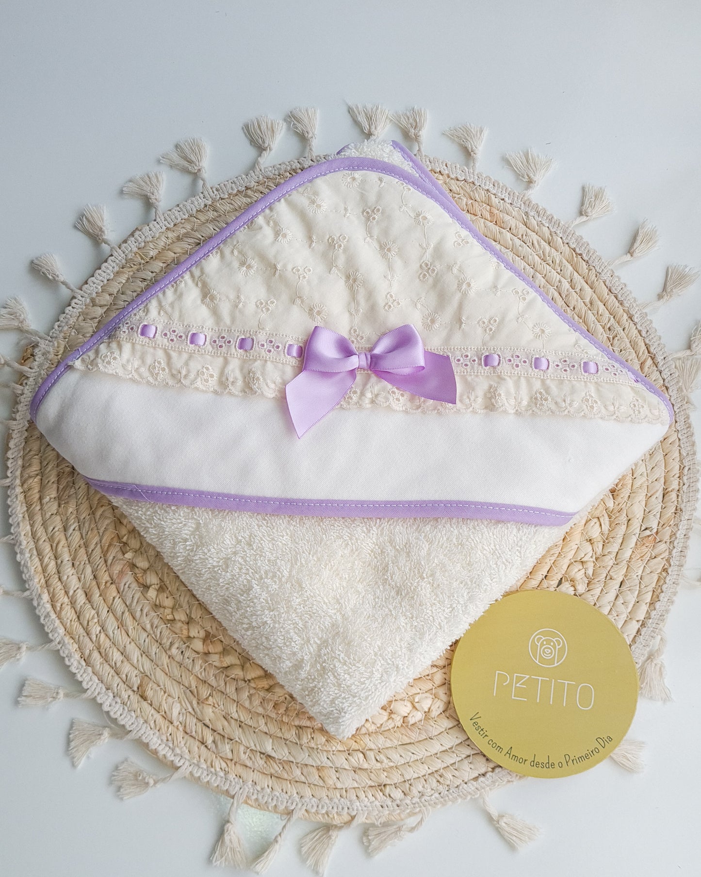 Toalha de banho com bordado inglês e laço