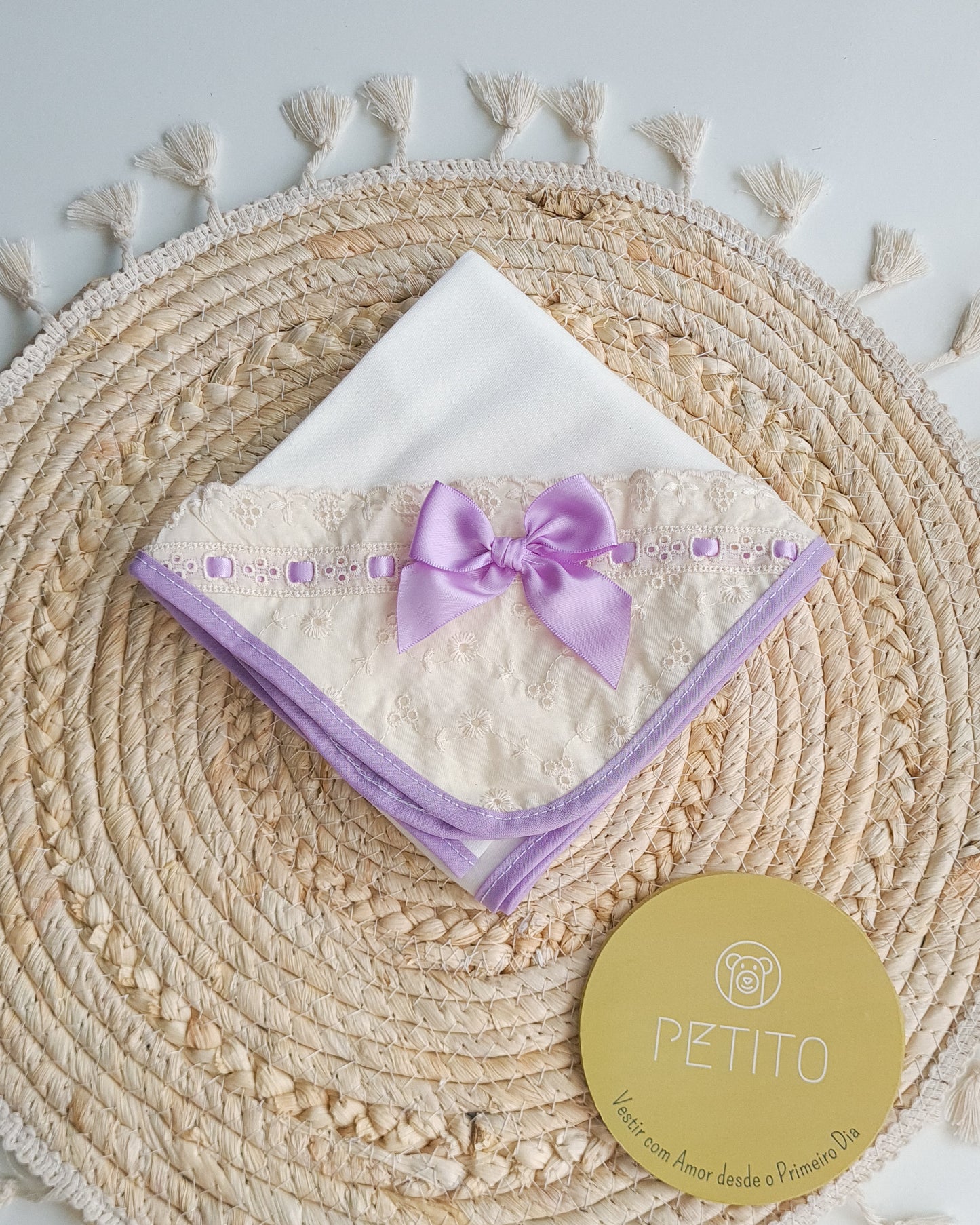 Fralda com bordado inglês e laço