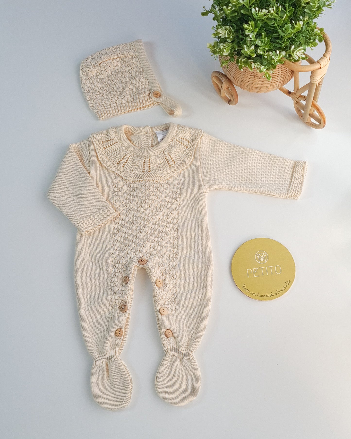 Conjunto babygrow de malha com gola e touca