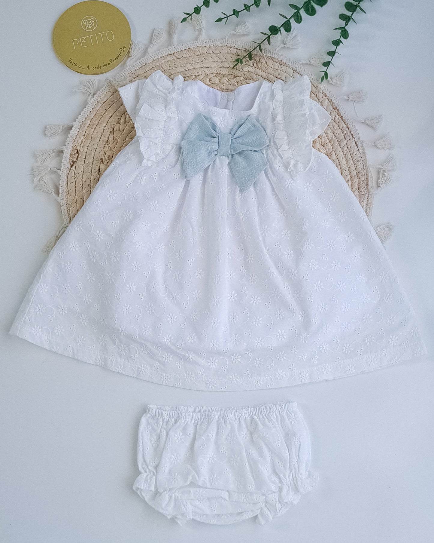 Vestido com bordado inglês