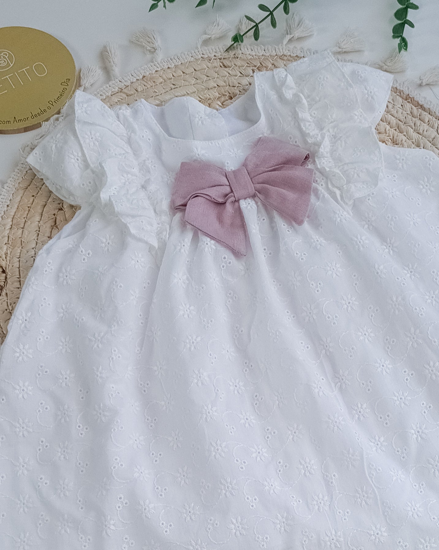 Vestido com bordado inglês