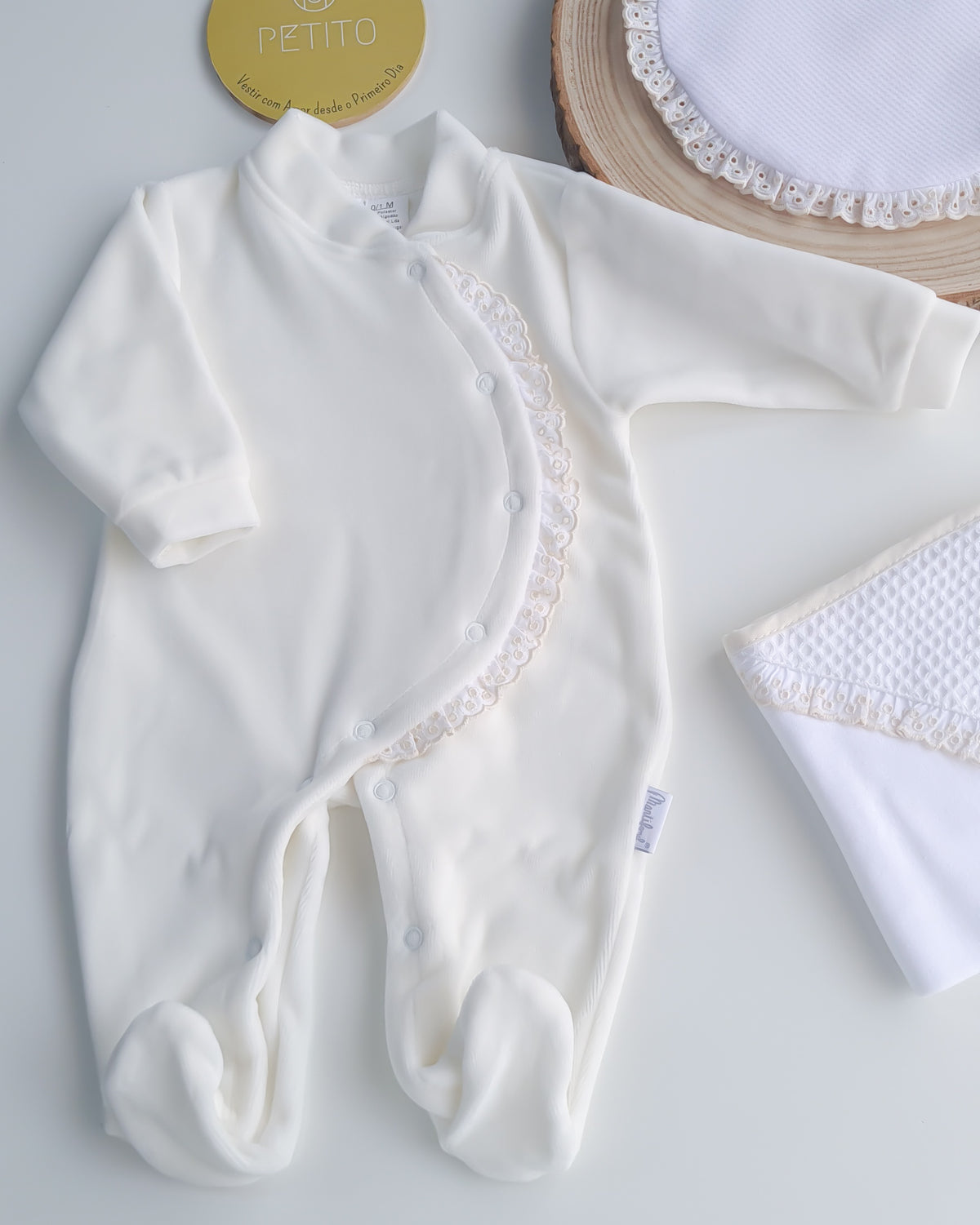 Babygrow de veludo com bordado inglês