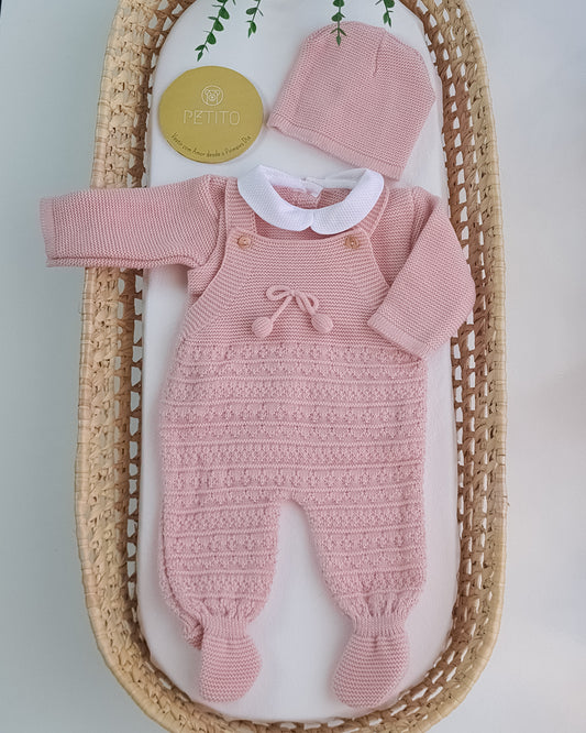 Conjunto Jardineira, camisola e gorro de malha